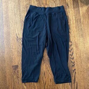 Lululemon 6 Capri Pant Black with Pockets Stretchy  Soft Elastic Waist